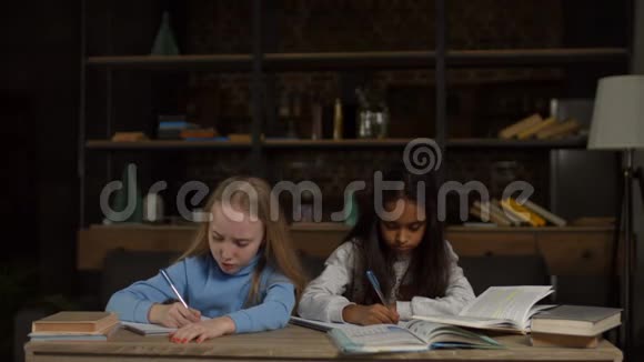 聪明的女孩在小学做作业视频的预览图