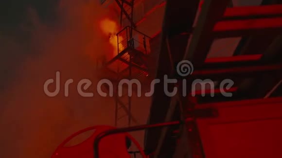 火灾和烟雾中的建筑视频的预览图