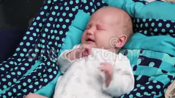 一个刚出生的婴儿在哭视频的预览图