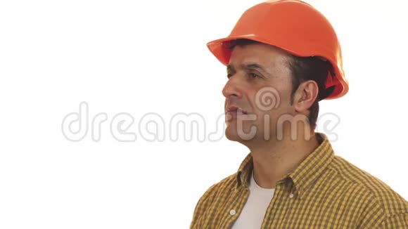 专业承包商穿着安全帽看上去很震惊视频的预览图