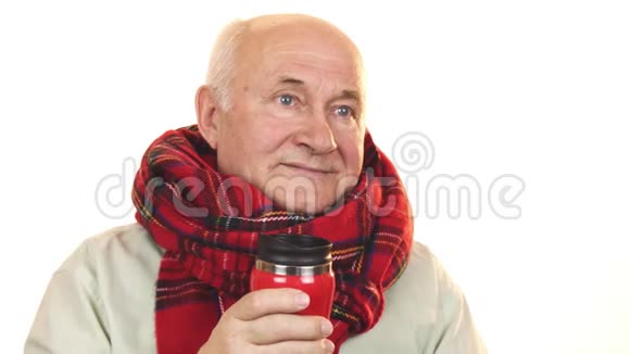开朗的老人戴着围巾拿着保温瓶开心地笑着视频的预览图