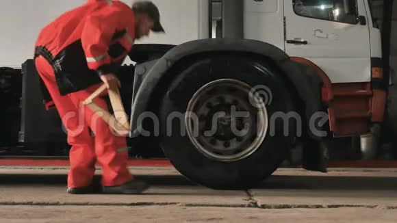 工人为卡车放置木制的下轮支架视频的预览图