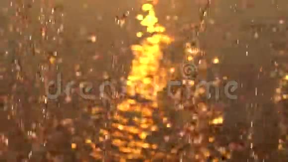 日落时落下的金色水滴太阳路径在水上慢慢视频的预览图