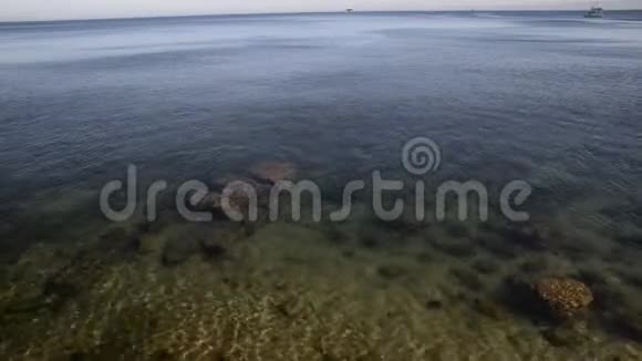 在葡萄牙卡斯卡斯捕获的浅净绿松石水背景视频的预览图