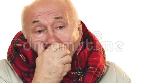 病了又病的老人戴着围巾咳嗽得很累视频的预览图