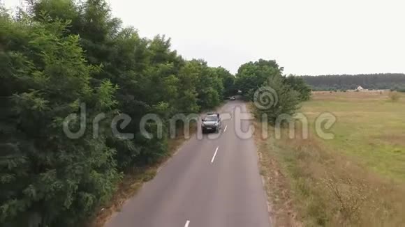 3现代汽车是骑在乡间小路上人们乘汽车旅行视频的预览图