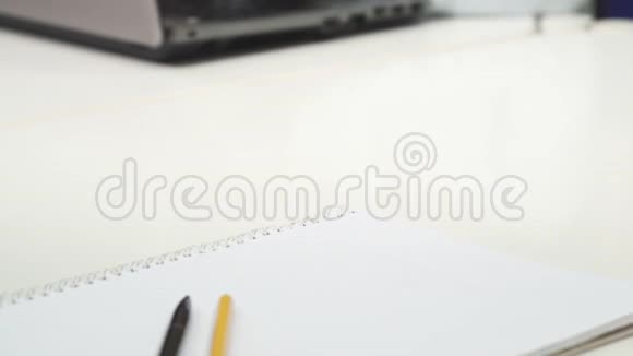 一个漂亮的亚洲女孩在笔记本电脑上打字视频的预览图