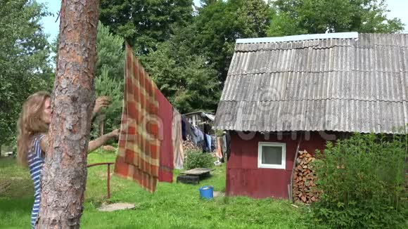 女人从乡下的晾衣绳上取出干洗的衣服4K视频的预览图