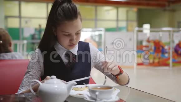 孤独饥饿的女学生休息时在学校食堂吃饭视频的预览图