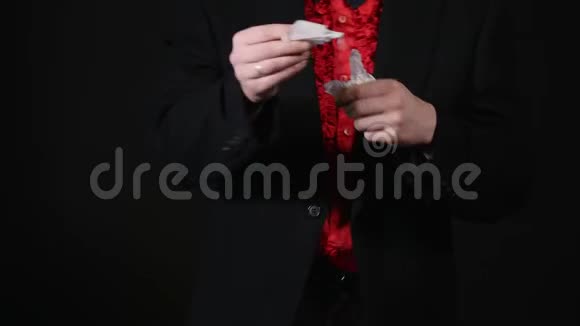 魔术师用纸和扇子表演魔术视频的预览图