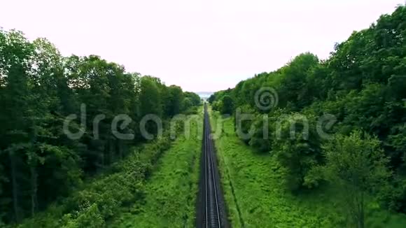 夏季阳光明媚的日子空直的单行铁路没有火车的无尽铁路射击视频的预览图