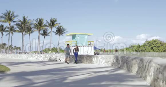 快乐的情侣在海滨慢跑视频的预览图