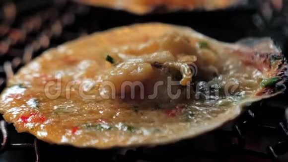 大型新鲜扇贝壳海鲜烤架上金属网与木炭烧烤在韩国餐厅烧烤烹饪风格视频的预览图