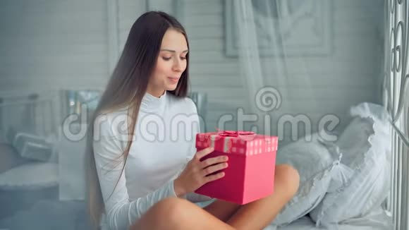 年轻女性对她的圣诞礼物感到不快看上去很悲伤视频的预览图