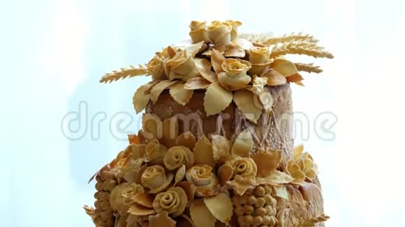 特写婚礼面包蛋糕面包装饰各种颜色的面团玫瑰面团叶婚礼传统视频的预览图