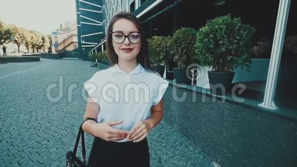 市商业区的一个女孩去参加商业伙伴会议商务服装的年轻女子视频的预览图
