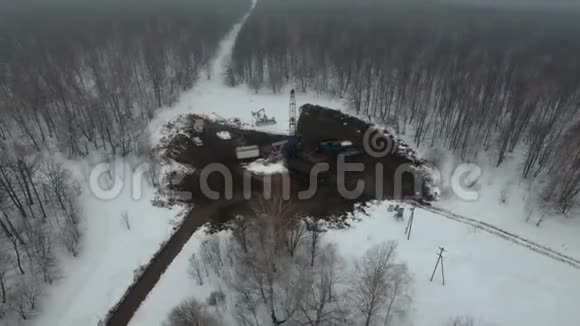 在冬季森林的油气田里用钻机钻深井场地位于堪察加视频的预览图