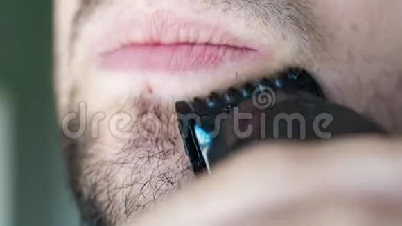 用黑色剃刀把胡子贴在脸上刮胡子的人用剃刀刮下巴视频的预览图