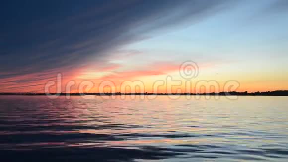 美丽的夏日夕阳在河上倒影在水面上视频的预览图