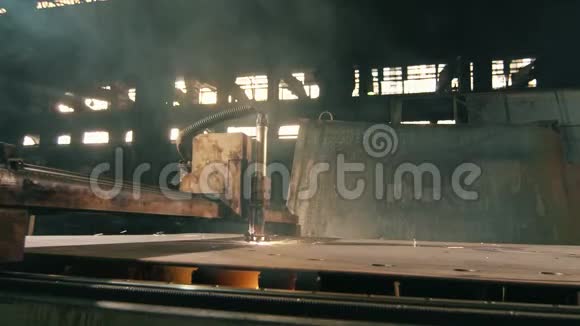 金属切割机有燃烧的火花切割一块金属片视频的预览图