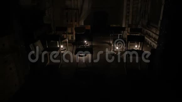 在一个空房间里灯光亮起舞台上的椅子视频的预览图