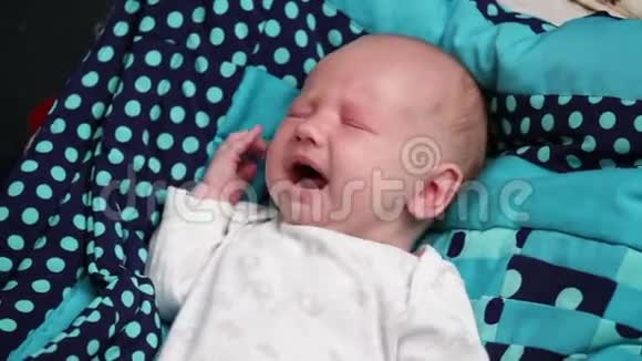 新生儿在哭视频的预览图
