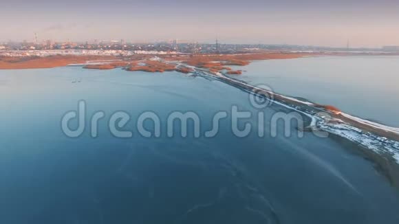 背景下Kuyalnik河口和敖德萨市的鸟瞰图视频的预览图