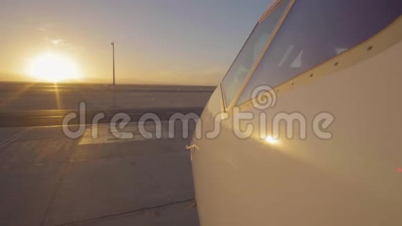喷气式飞机在机场跑道上作为大日落前的轮廓4K超高清视频的预览图