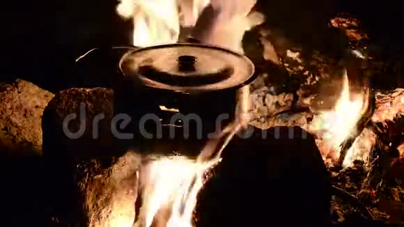 在火上做饭视频的预览图