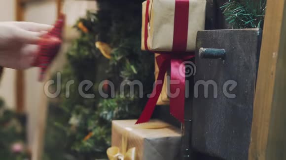 圣诞节和新年装饰摘要模糊的博克假日背景眨巴一下加兰圣诞树灯视频的预览图