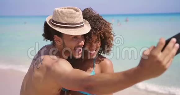 在海滩上快乐的情侣自拍视频的预览图