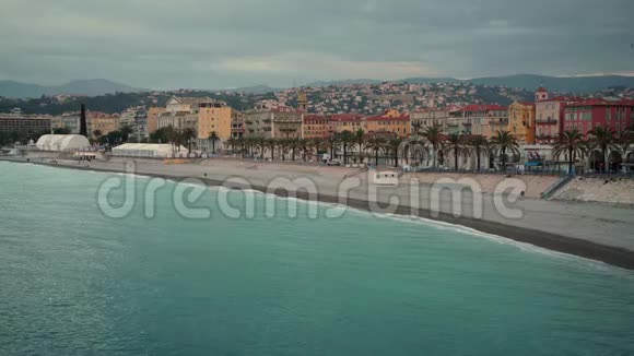 日出时法国尼斯海滩附近的蓝海视频的预览图