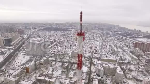 冬天在河边的一个大城市的电视塔上观看空中景色视频的预览图