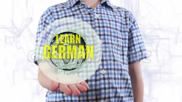年轻人展示了地球的全息图和学习德语视频的预览图