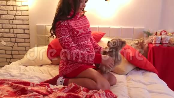 孕妇和泰迪熊坐在床上视频的预览图