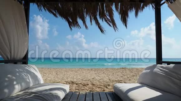 玛萨马图鲁埃及海滩上优雅的凉亭热带蓝色绿松石和绿色的令人惊叹的海洋放松环境视频的预览图