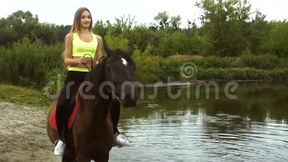 快乐的女孩骑在湖上的马视频的预览图