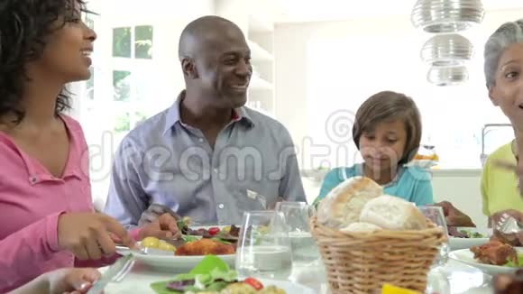 多代非裔美国人家庭在家吃饭视频的预览图