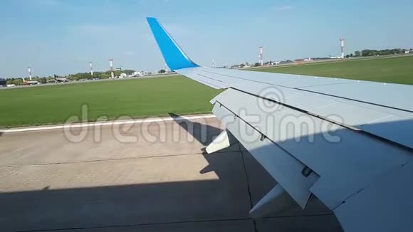 着陆飞机通过飞机舷窗观看飞机襟翼打开着陆制动视频的预览图