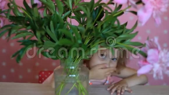 小女孩藏在牡丹里宝宝玩粉色牡丹花视频的预览图