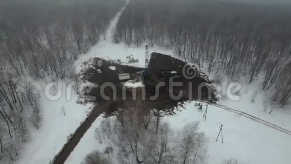 在冬季森林的油气田里用钻机钻深井场地位于堪察加视频的预览图