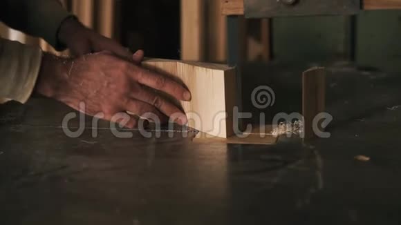 在电锯的帮助下主人手从棒子上切断多余的部分形成形状锯屑飞过来视频的预览图
