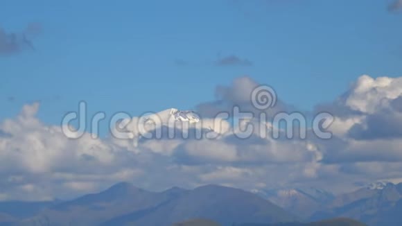 在国家公园Dombai高加索俄罗斯欧洲观看埃尔布鲁斯山脉的场景视频的预览图
