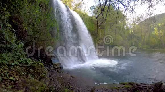 在阳光明媚的日子里西班牙森林中的美丽瀑布视频的预览图