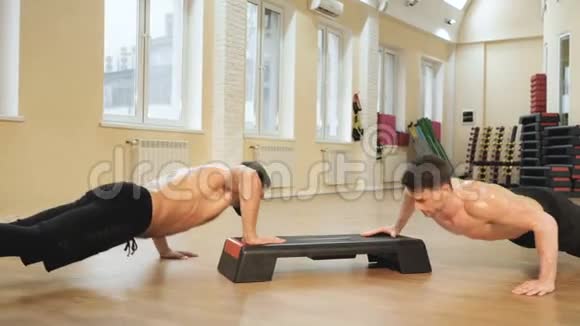 两名男运动员依靠体育馆的步伐握紧拳头视频的预览图