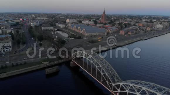 里加市空中拍摄欧洲首都拉脱维亚无人机顶景电影专业放映老城区和视频的预览图