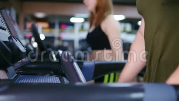 一个跑步机的特写一个面目全非的男人在运动健身房里行走在训练前热身青年视频的预览图