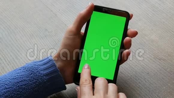 黑色智能手机上的彩色钥匙或绿色屏幕女性手中有一张木桌上精心修剪的指甲视频的预览图