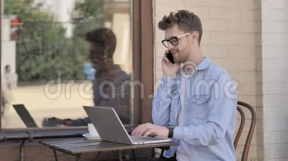 男人在户外聊天视频的预览图