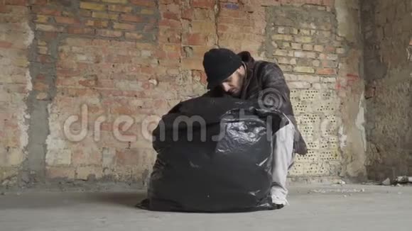 无家可归的人在垃圾袋里发现了电话视频的预览图